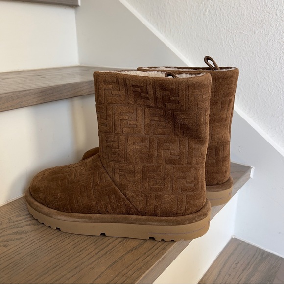 NWOB Fendi FF Logo Shearling-Lined Suede Ankle Boots in Tobacco - Picture 6 of 11